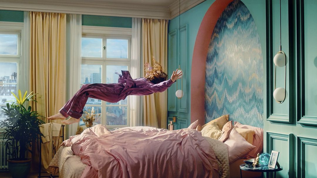 Személy, aki egy ágyra esik